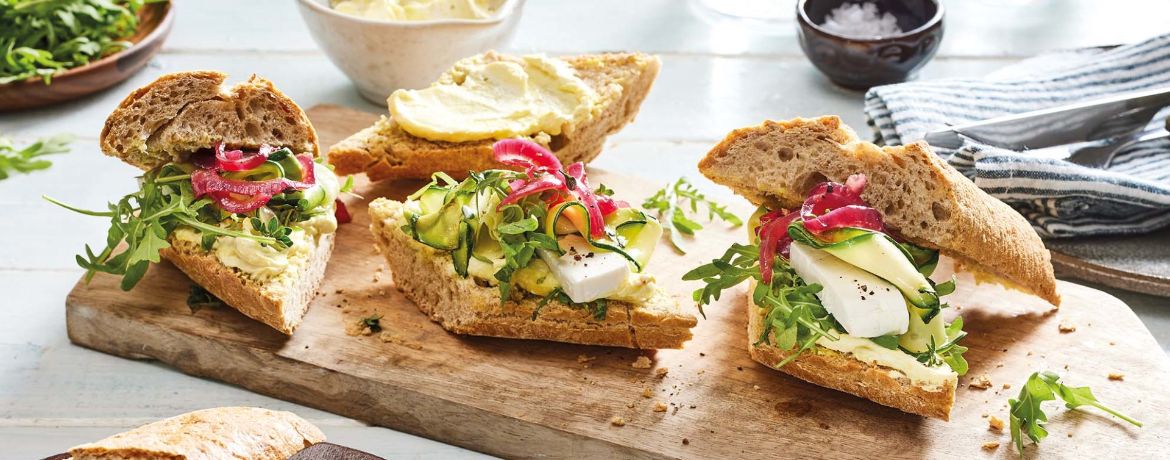 Antipasti-Sandwich mit Feta, Zucchini, Rucola und Zwiebelmarmelade für 4 Personen von lidl-kochen.de