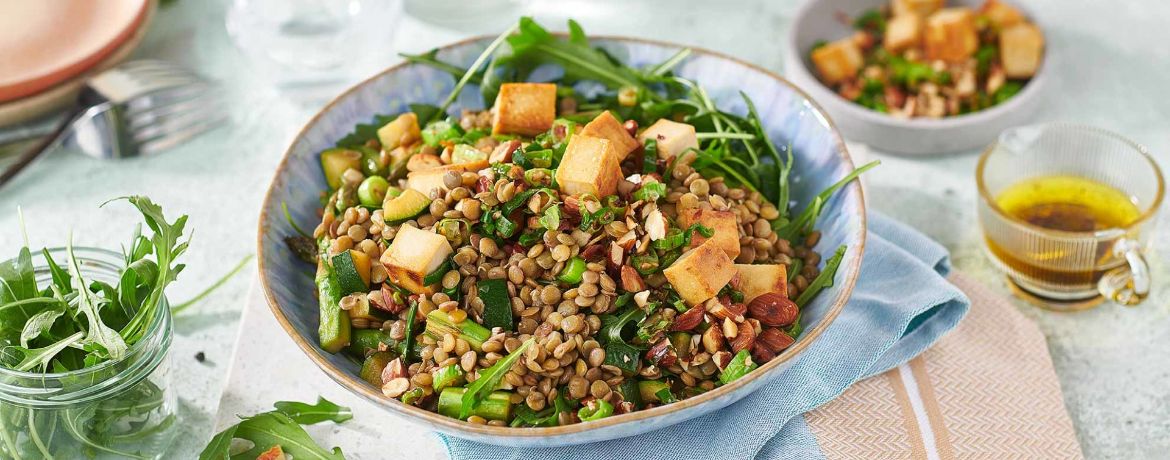 Linsensalat mit Frühlingsgemüse und Tofu-Mandel-Crunch für 4 Personen von lidl-kochen.de