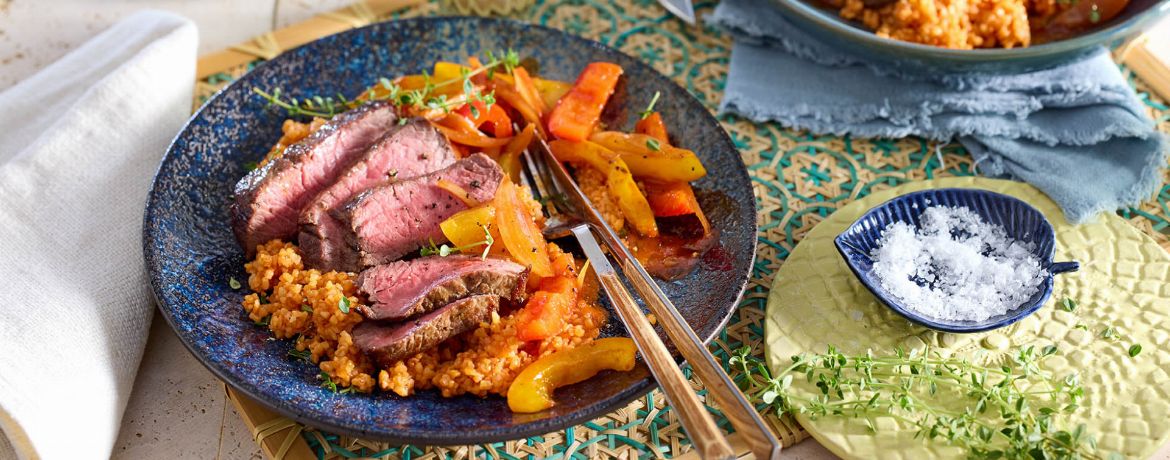 Saftige Steakstreifen mit Thymian-Paprika-Gemüse und Tomatenbulgur für 4 Personen von lidl-kochen.de