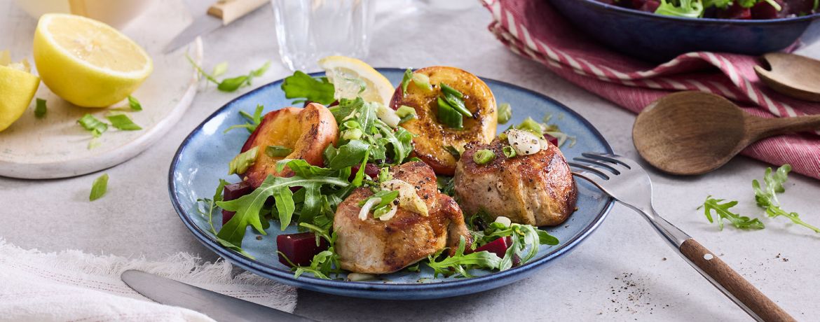 Schweinemedaillons mit Pfirsich und Rote-Bete-Rucola-Salat für 4 Personen von lidl-kochen.de