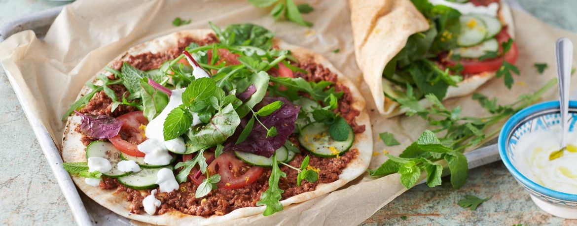 Lahmacun - Pizza nach türkischer Art - mit Salat, frischen Kräutern und Knoblauch-Joghurt-Sauce für 4 Personen von lidl-kochen.de