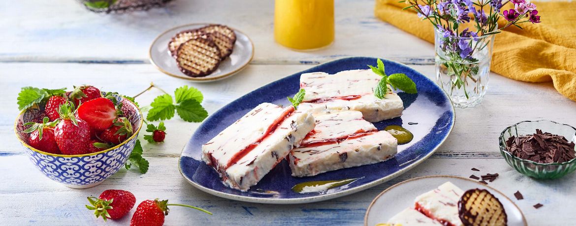 Schnelles Stracciatella-Erdbeer-Parfait mit Mangosauce für 4 Personen von lidl-kochen.de