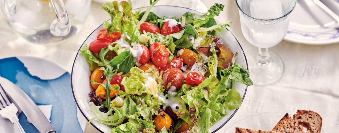 Erfrischender Sommersalat mit veganem Zitronen-Sojaghurt-Dressing und karamellisierten Cherrytomaten für 4 Personen von lidl-kochen.de