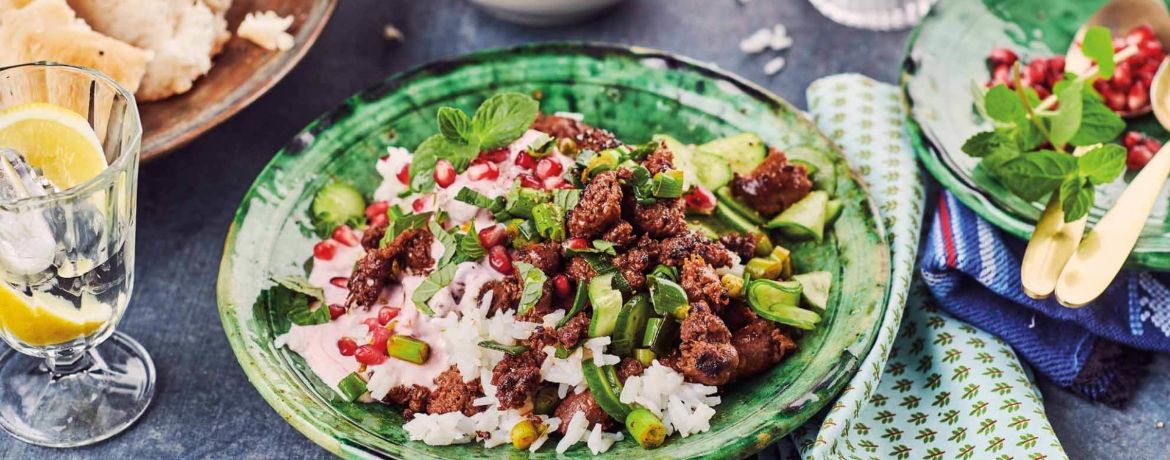 Orientalischer Merguez-Teller mit Reis, Granatapfel, Joghurt und Minze für 4 Personen von lidl-kochen.de