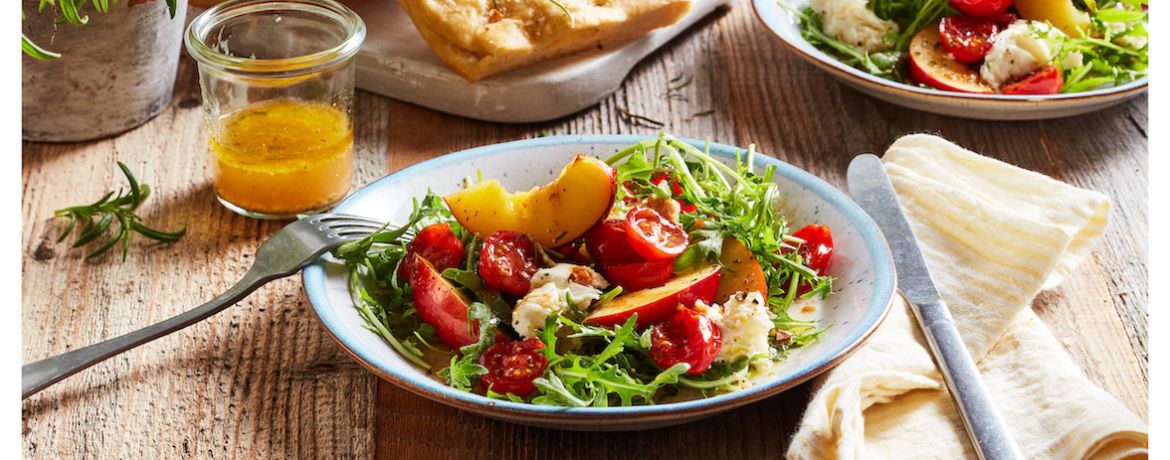 Marinierte Ofentomaten mit Nektarinen-Rucola-Salat und Rosmarinfocaccia für 4 Personen von lidl-kochen.de