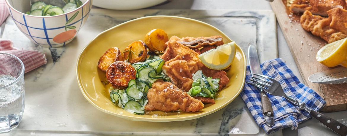 Krosses Parmesan-Schnitzel mit Honig-Kartoffeln und Gurkensalat für 4 Personen von lidl-kochen.de