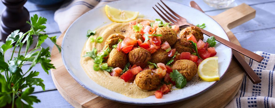 Falafel aus der Heißluftfritteuse mit Hummus und Tomaten-Kräuter-Salat für 4 Personen von lidl-kochen.de