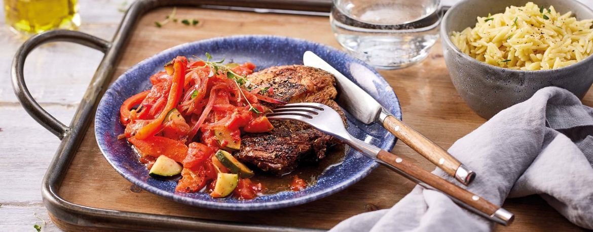 Mediterrane Steaks mit Tomatencaponata und Kritharaki für 4 Personen von lidl-kochen.de