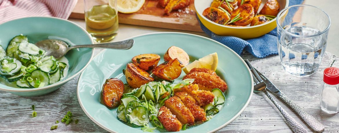 Knusprige vegane Schnitzel mit karamellisierten Kartoffeln und Gurkensalat für 4 Personen von lidl-kochen.de