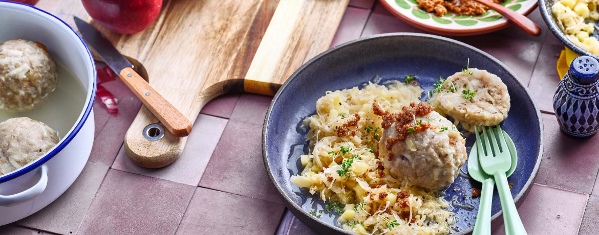 Vegane Kaspress-Knödel mit Apfel-Sauerkraut für 4 Personen von lidl-kochen.de