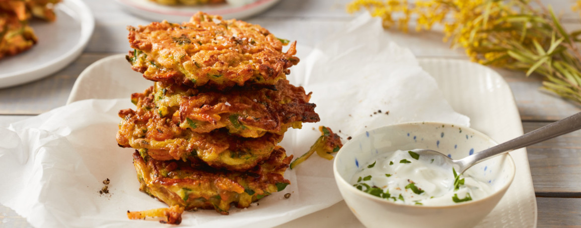 Vegane Zucchini-Karotten-Frikadellen mit Petersilien-Sojaghurt-Dip für 4 Personen von lidl-kochen.de