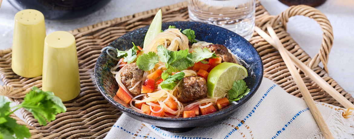 Glasnudelsalat mit scharfen Hackbällchen für 4 Personen von lidl-kochen.de