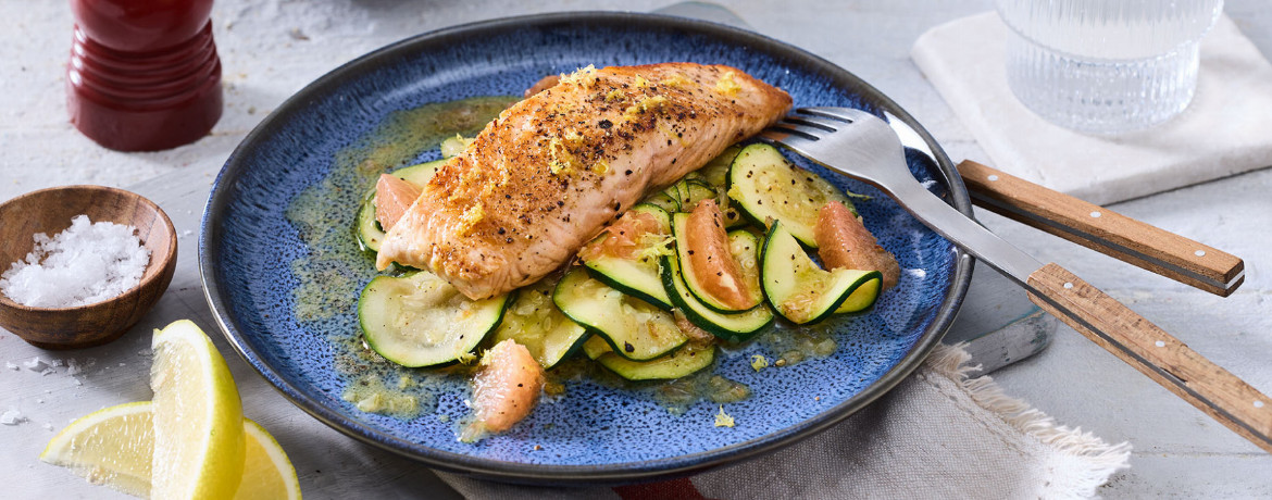 Gebratener Lachs mit Salat aus Zucchini und Grapefruit für 4 Personen von lidl-kochen.de