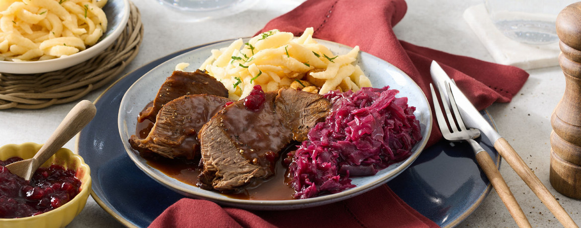 Hirschbraten aus der Keule an Preiselbeersauce mit Spätzle und Rotkohl für 4 Personen von lidl-kochen.de