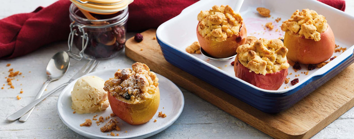 Streusel-Bratapfel gefüllt mit Marzipan und Cranberry an Vanilleeis für 4 Personen von lidl-kochen.de