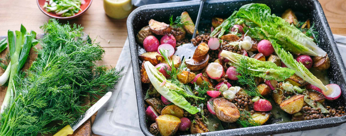 Lauwarmer Frühlingssalat mit gebackenen Kartoffeln, Linsen und Zitronen-Senf-Dressing für 4 Personen von lidl-kochen.de