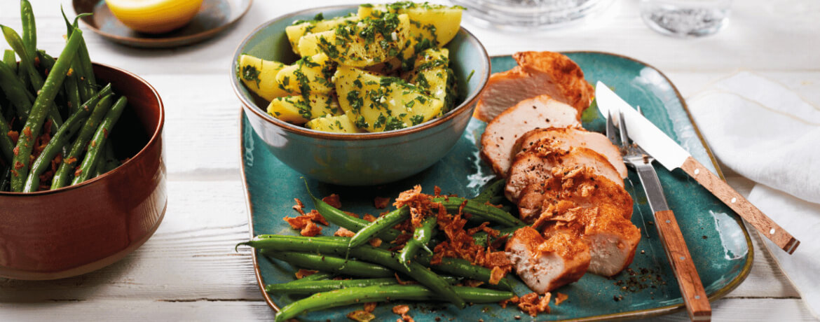 Gebratenes Hähnchen mit Pesto-Kartoffelsalat und frischen Bohnen