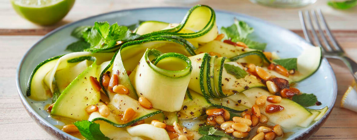 [Schnell &amp; einfach] Zucchini-Salat mit Pinienkernen | LIDL Kochen