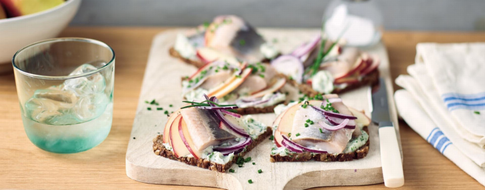 Smörrebröd mit Hering und Apfel - Rezept | LIDL Kochen