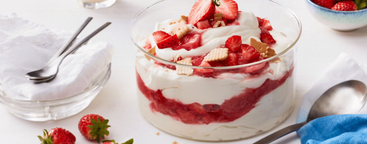 Quarkcreme mit Erdbeeren und Rhabarber - Rezept | LIDL Kochen