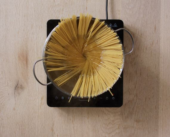Dies ist Schritt Nr. 3 der Anleitung, wie man das Rezept Klassische Spaghetti Carbonara Art zubereitet.