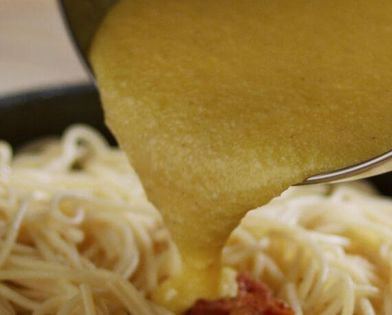 Dies ist Schritt Nr. 5 der Anleitung, wie man das Rezept Klassische Spaghetti Carbonara Art zubereitet.
