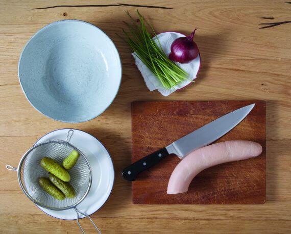 Dies ist Schritt Nr. 1 der Anleitung, wie man das Rezept Bayrischer Wurstsalat zubereitet.