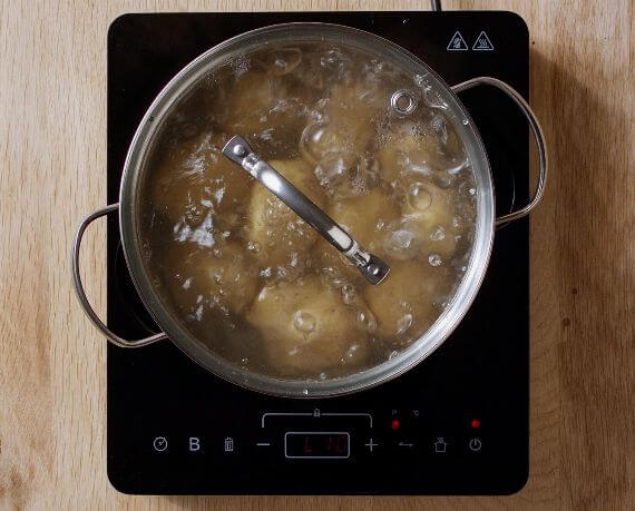 Dies ist Schritt Nr. 1 der Anleitung, wie man das Rezept Klassischer süddeutscher Kartoffelsalat mit Essig und Öl zubereitet.