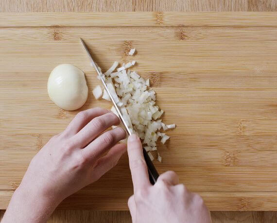 Dies ist Schritt Nr. 2 der Anleitung, wie man das Rezept Klassischer süddeutscher Kartoffelsalat mit Essig und Öl zubereitet.
