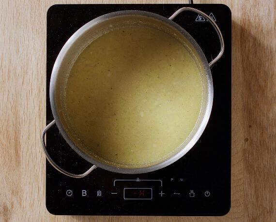 Dies ist Schritt Nr. 3 der Anleitung, wie man das Rezept Klassischer süddeutscher Kartoffelsalat mit Essig und Öl zubereitet.