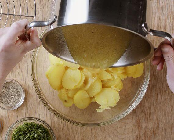 Dies ist Schritt Nr. 4 der Anleitung, wie man das Rezept Klassischer süddeutscher Kartoffelsalat mit Essig und Öl zubereitet.