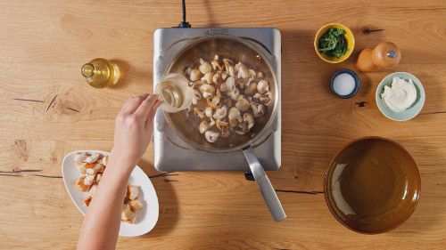 Dies ist Schritt Nr. 3 der Anleitung, wie man das Rezept Pasta in cremiger Puten-Champignon-Sauce zubereitet.