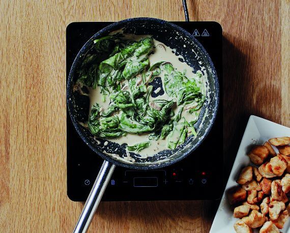 Dies ist Schritt Nr. 4 der Anleitung, wie man das Rezept Tagliatelle mit Spinat und Hähnchen zubereitet.