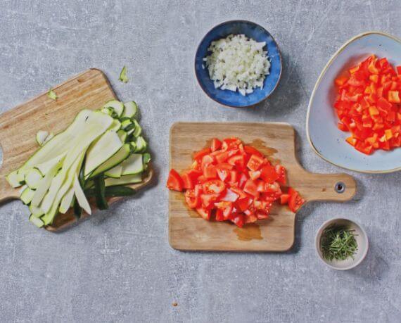 Dies ist Schritt Nr. 1 der Anleitung, wie man das Rezept Hähnchen mit Paprikasoße und Zucchini-Gemüse zubereitet.