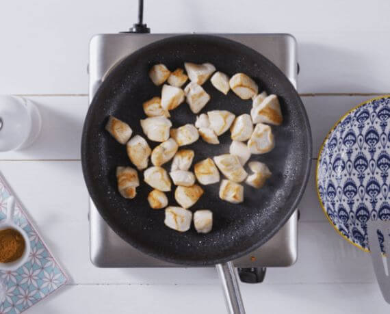 Dies ist Schritt Nr. 2 der Anleitung, wie man das Rezept Paella mit Hähnchen und Erbsen zubereitet.