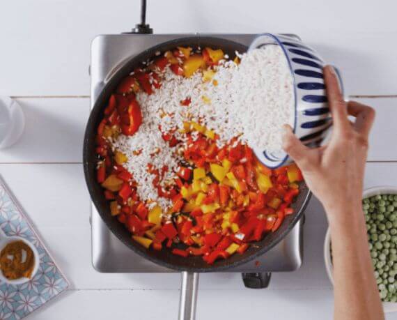 Dies ist Schritt Nr. 3 der Anleitung, wie man das Rezept Paella mit veganen Chicken Chunks und Erbsen zubereitet.