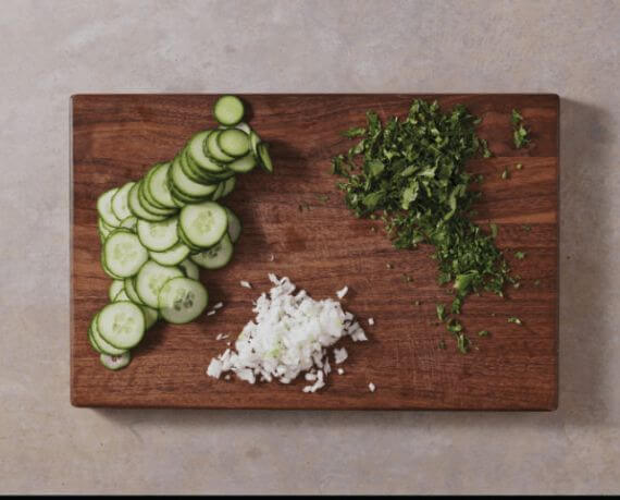 Dies ist Schritt Nr. 2 der Anleitung, wie man das Rezept Vegane Frikadellen mit Kartoffel-Gurkensalat zubereitet.