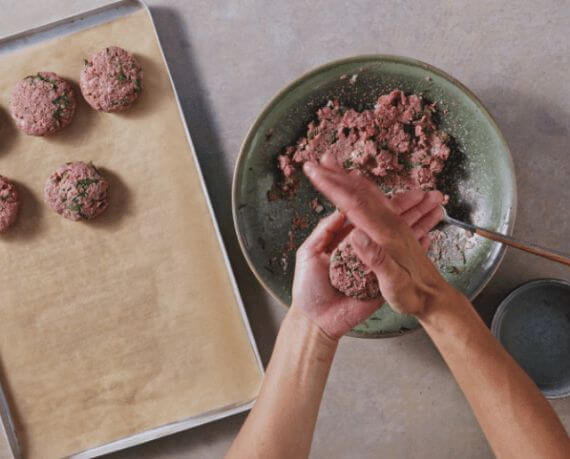 Dies ist Schritt Nr. 7 der Anleitung, wie man das Rezept Vegane Frikadellen mit Kartoffel-Gurkensalat zubereitet.