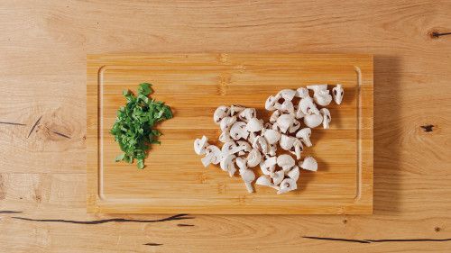 Dies ist Schritt Nr. 1 der Anleitung, wie man das Rezept Pasta in cremiger Puten-Champignon-Sauce zubereitet.