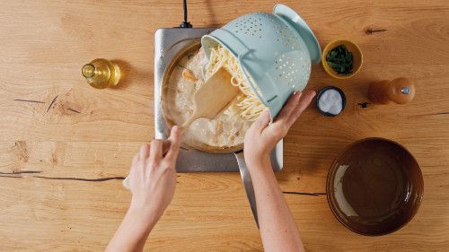 Dies ist Schritt Nr. 4 der Anleitung, wie man das Rezept Pasta in cremiger Puten-Champignon-Sauce zubereitet.