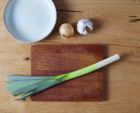 Dies ist Schritt Nr. 1 der Anleitung, wie man das Rezept Klassische Käse-Lauch-Suppe zubereitet.