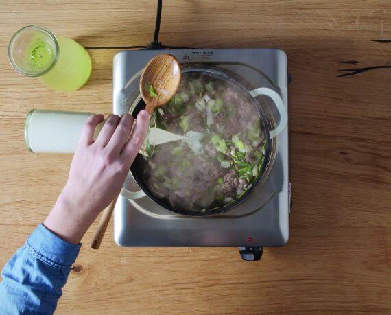 Dies ist Schritt Nr. 3 der Anleitung, wie man das Rezept Klassische Käse-Lauch-Suppe zubereitet.