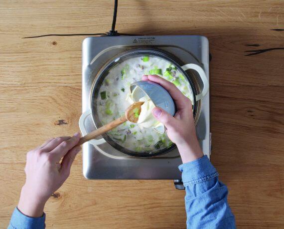 Dies ist Schritt Nr. 4 der Anleitung, wie man das Rezept Klassische Käse-Lauch-Suppe zubereitet.