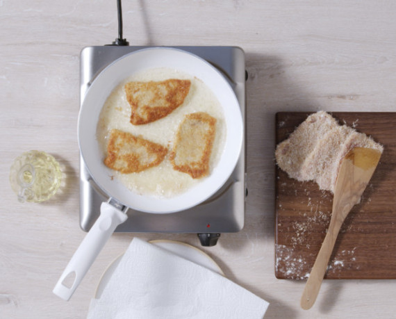 Dies ist Schritt Nr. 4 der Anleitung, wie man das Rezept Krosses Parmesan-Schnitzel mit Honig-Kartoffeln und Gurkensalat zubereitet.