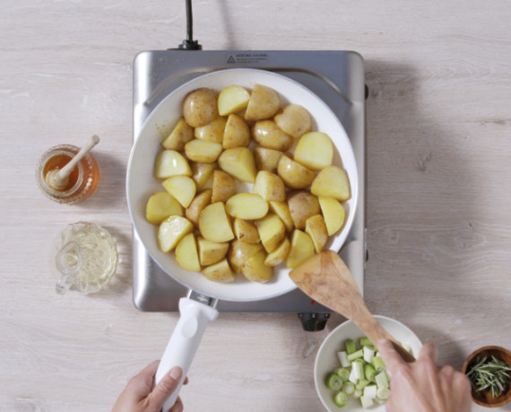 Dies ist Schritt Nr. 5 der Anleitung, wie man das Rezept Krosses Parmesan-Schnitzel mit Honig-Kartoffeln und Gurkensalat zubereitet.