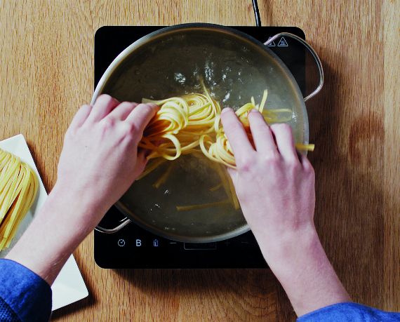 Dies ist Schritt Nr. 3 der Anleitung, wie man das Rezept Tagliatelle mit Spinat und veganen Chunks Chicken Style zubereitet.