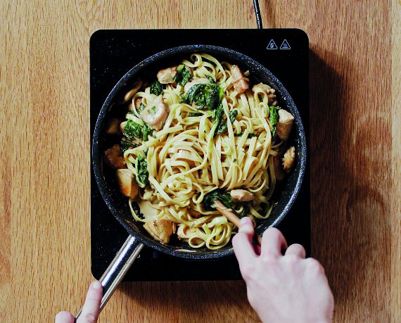 Dies ist Schritt Nr. 5 der Anleitung, wie man das Rezept Tagliatelle mit Spinat und veganen Chunks Chicken Style zubereitet.