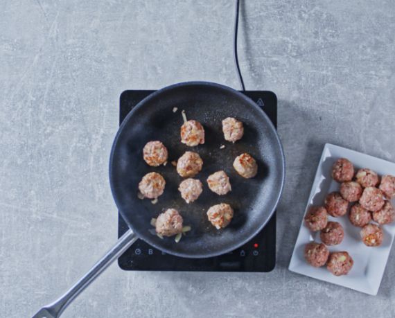 Dies ist Schritt Nr. 1 der Anleitung, wie man das Rezept Vegane Frikadellen in cremiger Paprikasauce zubereitet.