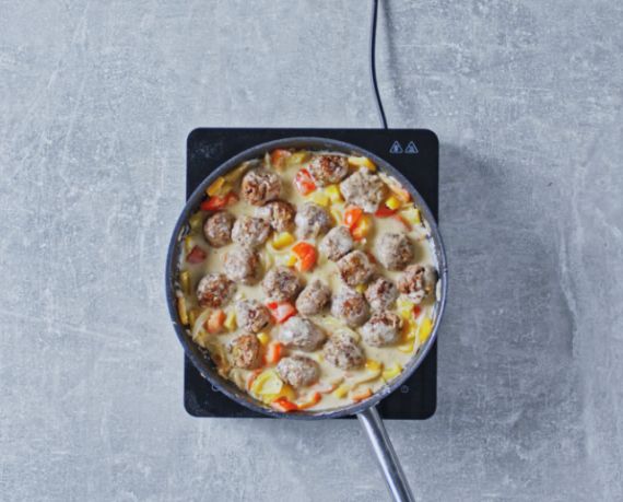 Dies ist Schritt Nr. 4 der Anleitung, wie man das Rezept Vegane Frikadellen in cremiger Paprikasauce zubereitet.