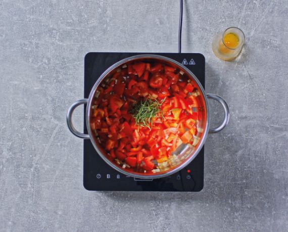 Dies ist Schritt Nr. 2 der Anleitung, wie man das Rezept Vegane Steaks nach Hähnchenart mit Paprikasoße und Zucchini-Gemüse zubereitet.